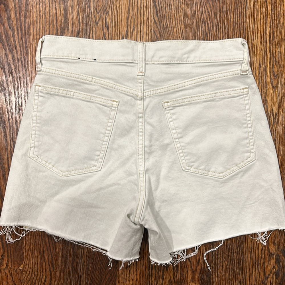GAP The High Rise Short 4” Off White Frayed Hem Side Slits NWOT Sz 27